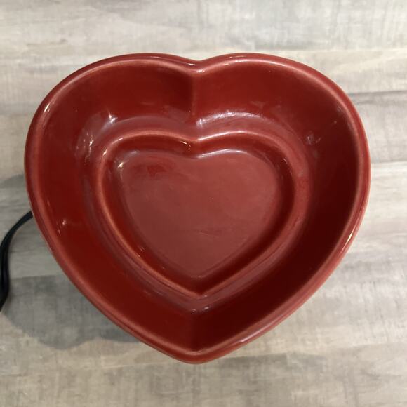 Scentsy‎ Full Size Wax Warmer Heart Shaped Hugs & Kisses Valentines Red Retired - Picture 3 of 6